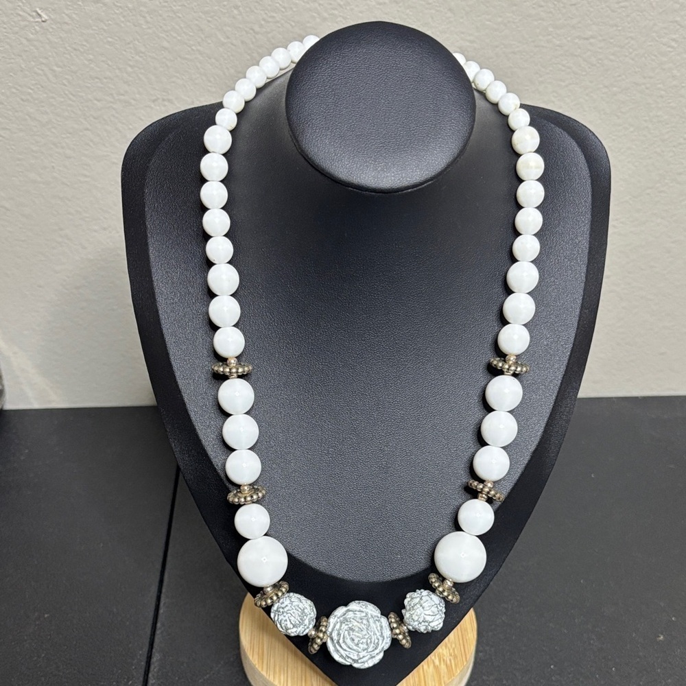 Carol ? Vintage Chunky White Silver Rose  Flower Beaded Pinup Cosplay Necklace